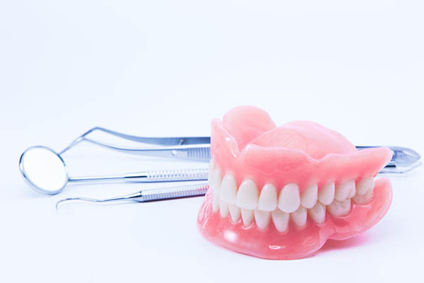 Teilprothesen und Totalprothesen, die „dritten“ Zähne: In unserer Zahnarztpraxis in Wollerau versorgen wir Sie mit abnehmbaren Zahnrekonstruktionen als Zahnersatz 