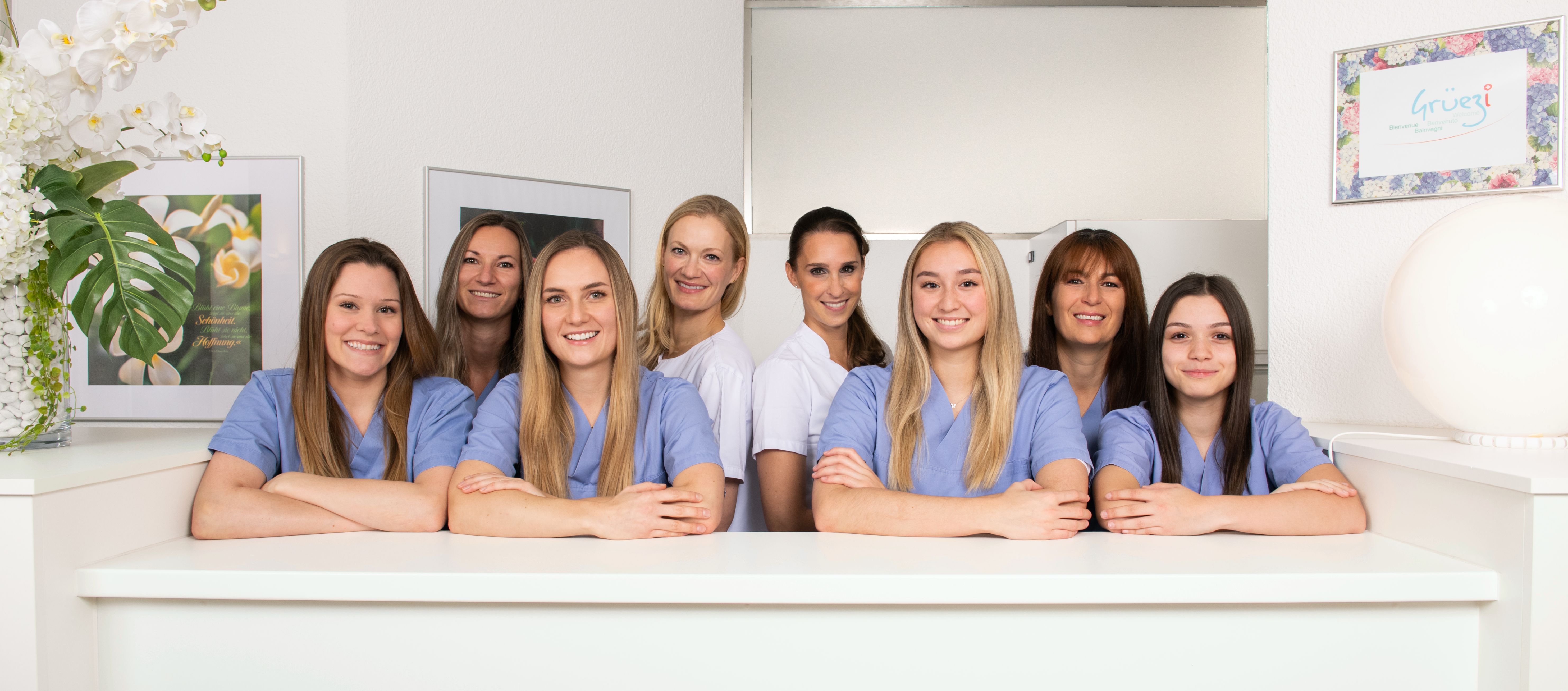 Unser Zahnarztpraxis-Team in Wollerau: Zahnärztinnen Dr. med. dent. Viola Kessler, Dr. med. dent. Alexandra Credé, Dentalhygienikerinnen, Dentalassistentinnen