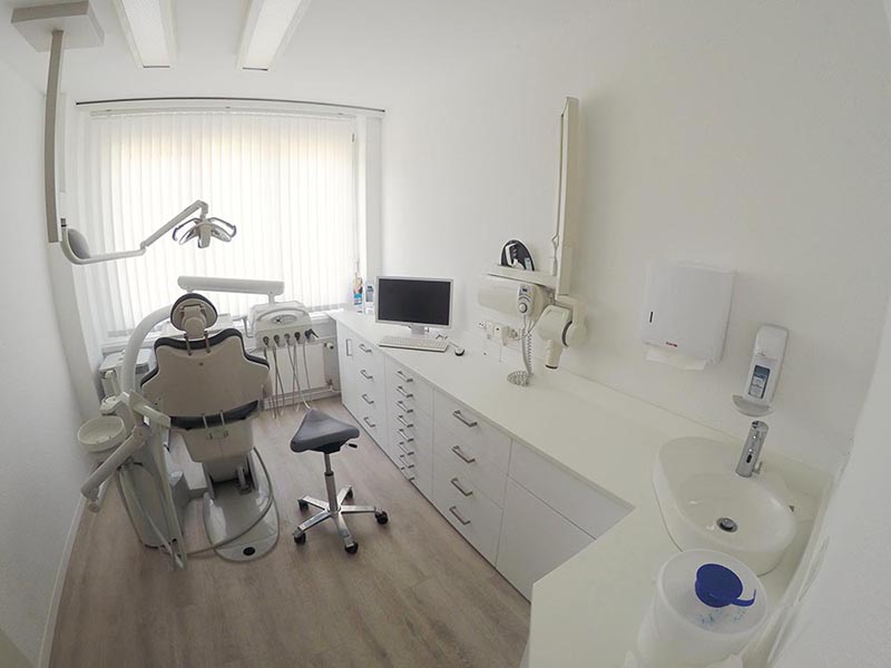 Behandlungsraum zur Dentalhygiene in der Zahnarztpraxis Dr. Kessler in Wollerau